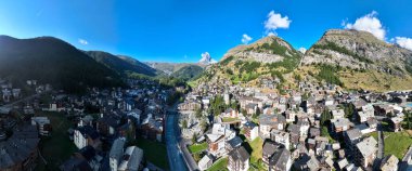 İsviçre 'nin Valais kantonundaki Zermatt kasabası ve Matterhorn Dağı havadan panoramik manzarası