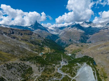 İsviçre 'nin Zermatt kentindeki İsviçre Buzul Cenneti boyunca buzullar ve kar.