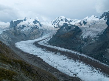 İsviçre 'nin Zermatt kentindeki İsviçre Buzul Cenneti boyunca buzullar ve kar.