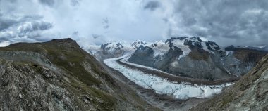 İsviçre 'nin Zermatt kentindeki İsviçre Buzul Cenneti boyunca buzullar ve kar.