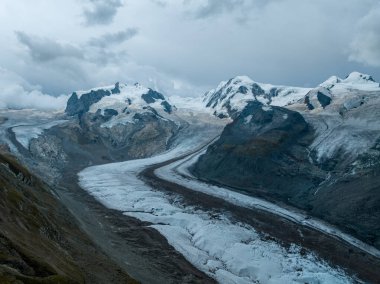 İsviçre 'nin Zermatt kentindeki İsviçre Buzul Cenneti boyunca buzullar ve kar.