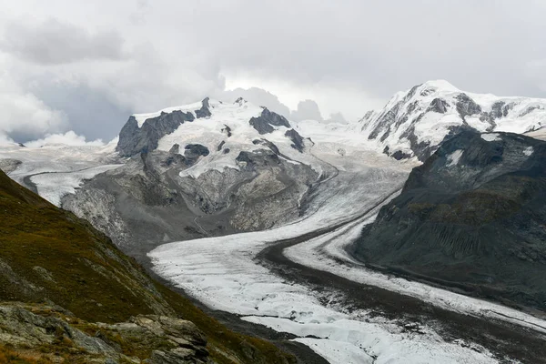 İsviçre 'nin Zermatt kentindeki İsviçre Buzul Cenneti boyunca buzullar ve kar.