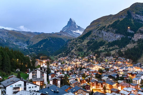 İsviçre 'nin Valais kantonundaki Zermatt kasabası ve Matterhorn Dağı havadan panoramik manzarası
