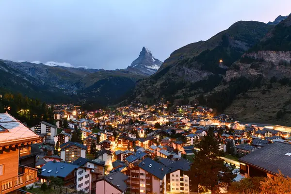 İsviçre 'nin Valais kantonundaki Zermatt kasabası ve Matterhorn Dağı havadan panoramik manzarası