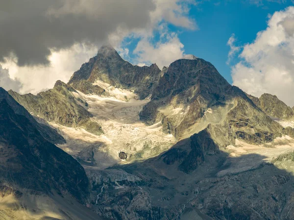 İsviçre 'nin Zermatt kentindeki İsviçre Buzul Cenneti boyunca buzullar ve kar.