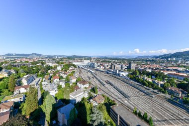 Bern, İsviçre - 9 Ağustos 2022: İsviçre 'deki Bern Tren İstasyonu' na giden rayların hava görüntüsü.