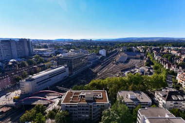 İsviçre 'deki Bern Tren İstasyonu' na giden rayların hava görüntüsü..