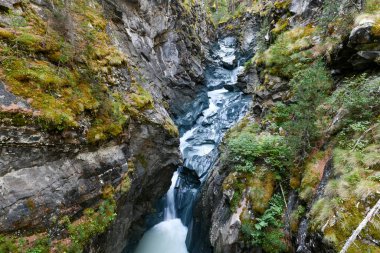 İsviçre, Zermatt 'taki Gorner geçidinde şelale.