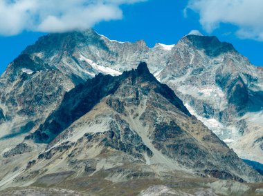 İsviçre, Zermatt 'taki sakin yaz manzarası. Alp manzarası nefes kesici. Güzel manzara.