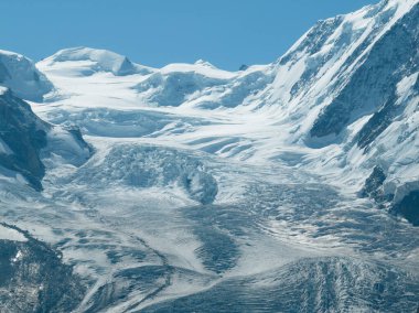 İsviçre 'nin Zermatt kentindeki ünlü Matterhorn dağı sakin yaz manzarası Riffelsee' nin sakin sularında ihtişamını nazikçe yansıtır. Alp manzarası nefes kesici. Güzel manzara.