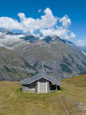 Zermatt, İsviçre 'deki Riffelberg Bruder Klaus Şapeli' nin hava görüntüsü.