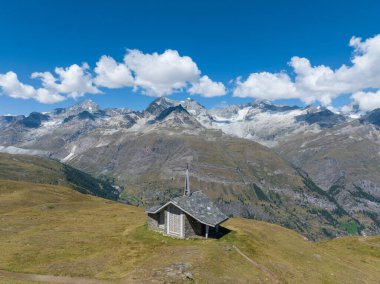 Zermatt, İsviçre 'deki Riffelberg Bruder Klaus Şapeli' nin hava görüntüsü.