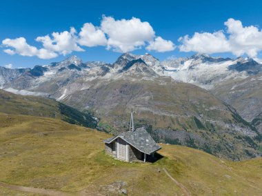 Zermatt, İsviçre 'deki Riffelberg Bruder Klaus Şapeli' nin hava görüntüsü.