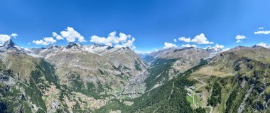 İsviçre 'nin Valais kantonundaki Zermatt kasabasının havadan panoramik manzarası.