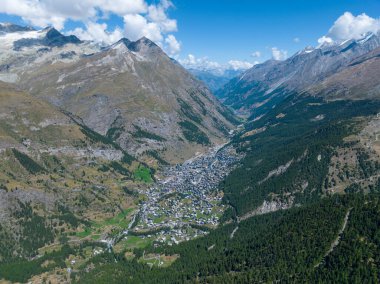 İsviçre 'nin Valais kantonundaki Zermatt kasabasının havadan panoramik manzarası.
