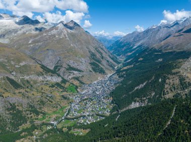 İsviçre 'nin Valais kantonundaki Zermatt kasabasının havadan panoramik manzarası.