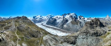 İsviçre 'nin Zermatt kentindeki ünlü Matterhorn dağı sakin yaz manzarası Riffelsee' nin sakin sularında ihtişamını nazikçe yansıtır. Alp manzarası nefes kesici. Güzel manzara.