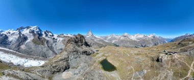 İsviçre 'nin Zermatt kentindeki ünlü Matterhorn dağı sakin yaz manzarası Riffelsee' nin sakin sularında ihtişamını nazikçe yansıtır. Alp manzarası nefes kesici. Güzel manzara.