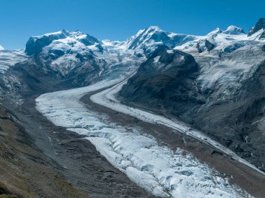 İsviçre 'nin Zermatt kentindeki ünlü Matterhorn dağı sakin yaz manzarası Riffelsee' nin sakin sularında ihtişamını nazikçe yansıtır. Alp manzarası nefes kesici. Güzel manzara.