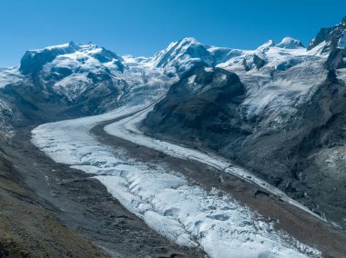 İsviçre 'nin Zermatt kentindeki ünlü Matterhorn dağı sakin yaz manzarası Riffelsee' nin sakin sularında ihtişamını nazikçe yansıtır. Alp manzarası nefes kesici. Güzel manzara.