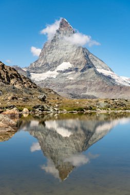 İsviçre 'nin Zermatt kentindeki ünlü Matterhorn dağı sakin yaz manzarası Riffelsee' nin sakin sularında ihtişamını nazikçe yansıtır. Alp manzarası nefes kesici. Güzel manzara.