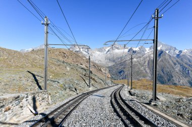 İsviçre 'nin İsviçre Alpleri' ndeki Matterhorn zirvesi manzaralı Gornergrat kırmızı turist treni.