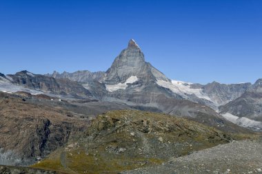 Yazın İsviçre, Zermatt 'taki Matterhorn' a yakın..