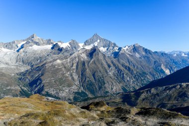 Gorner Buzulu 'nun panoramik manzarası. İsviçre 'nin Zermatt şehrinde yer almaktadır ve Alplerdeki en büyük ikinci buzuldur..