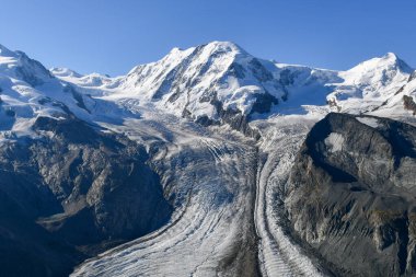 Gorner Buzulu 'nun panoramik manzarası. İsviçre 'nin Zermatt şehrinde yer almaktadır ve Alplerdeki en büyük ikinci buzuldur..