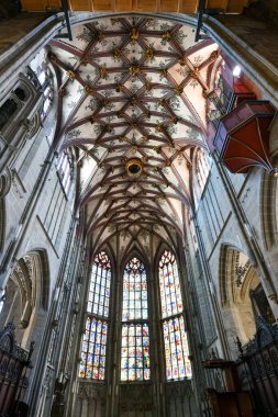 Bern, İsviçre - 10 Ağustos 2022: Bern Minster St. Vincent Protestan Kilisesi İsviçre 'nin eski kenti İsviçre' de bir İsviçre Reform Katedrali inşa etti.