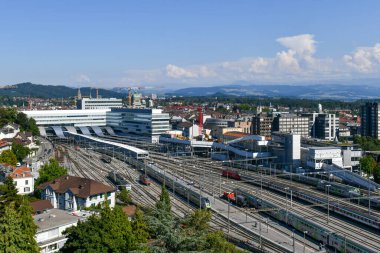 Bern, İsviçre - 10 Ağustos 2022: İsviçre 'deki Bern Tren İstasyonu' na giden rayların hava görüntüsü.