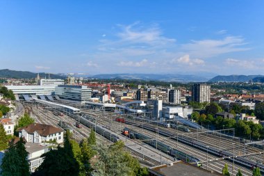 Bern, İsviçre - 10 Ağustos 2022: İsviçre 'deki Bern Tren İstasyonu' na giden rayların hava görüntüsü.