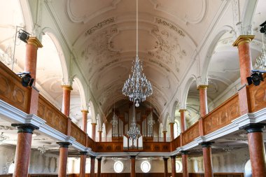 Zürih, İsviçre - 12 Ağustos 2022: Zürih, İsviçre 'deki Aziz Peter Kilisesi