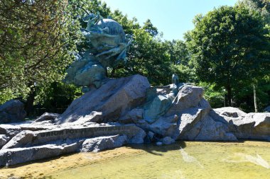 Bern, İsviçre - 13 Ağustos 2022: İsviçre 'nin Bern kentindeki Kleine Schanze Şehir Parkındaki Evrensel Posta Anıtı.