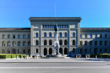 Bern 'deki Bernabrunnen çeşmesi. Federal Saray 'ın batı kanadının iç avlusunda, Bundesgasse' nin hemen güneyinde yer almaktadır.