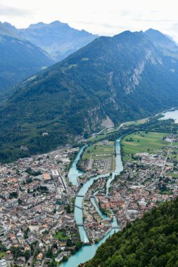 Interlaken şehrinin manzarası, Harder Klum 'dan, İsviçre Interlaken' in tepesinden.