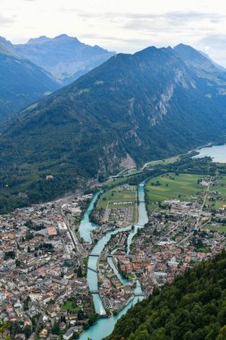 Interlaken şehrinin manzarası, Harder Klum 'dan, İsviçre Interlaken' in tepesinden.