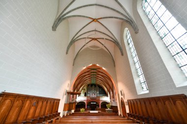 Interlaken, İsviçre - 14 Ağustos 2022: Interlaken Kalesi Kilisesi (Schlosskirche) - Interlaken, İsviçre