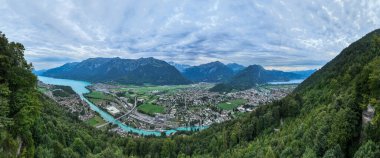 Interlaken şehrinin manzarası, Harder Klum 'dan, İsviçre Interlaken' in tepesinden.