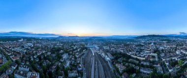Bern, İsviçre - 15 Ağustos 2022: İsviçre 'deki Bern Tren İstasyonu' na giden rayların hava görüntüsü.