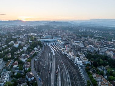 Bern, İsviçre - 15 Ağustos 2022: İsviçre 'deki Bern Tren İstasyonu' na giden rayların hava görüntüsü.