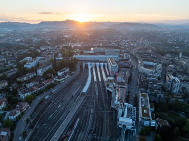 Bern, İsviçre - 15 Ağustos 2022: İsviçre 'deki Bern Tren İstasyonu' na giden rayların hava görüntüsü.