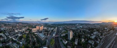 Bern, İsviçre - 15 Ağustos 2022: İsviçre 'deki Bern Tren İstasyonu' na giden rayların hava görüntüsü.