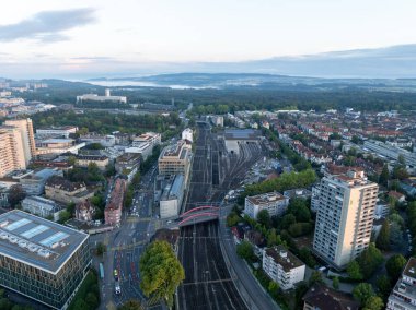 İsviçre 'deki Bern Tren İstasyonu' na giden rayların hava görüntüsü..