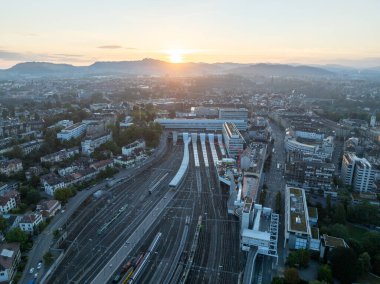 Bern, İsviçre - 15 Ağustos 2022: İsviçre 'deki Bern Tren İstasyonu' na giden rayların hava görüntüsü.