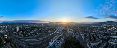 Bern, İsviçre - 15 Ağustos 2022: İsviçre 'deki Bern Tren İstasyonu' na giden rayların hava görüntüsü.