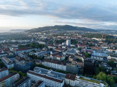Sabahın erken saatlerinde İsviçre 'nin Bern kentinin hava manzarası.