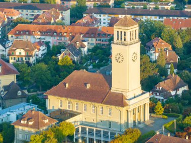 Sabahın erken saatlerinde İsviçre 'nin Bern kentindeki Friedenskirche hava manzarası.