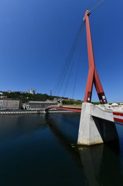 Yaya Saint Georges yaya köprüsü ve bir güzel yaz günü Saint Georges kilisede Lyon, Fransa