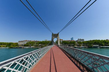 Fransa 'nın Lyon kentindeki Rhone nehri üzerinde eski bir köprü..